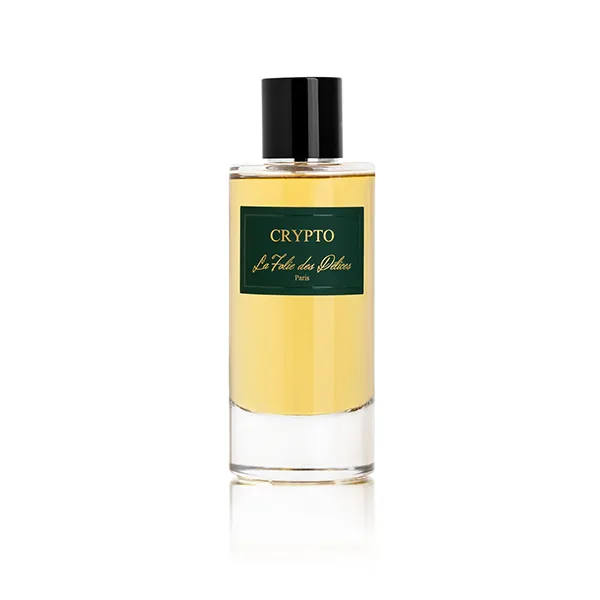 Flacon de parfum en verre transparent photographié sur fond blanc pur