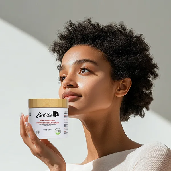 Femme tenant un pot de crème près de son visage